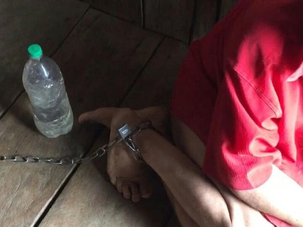 Homem com problemas mentais é encontrado acorrentado dentro de casa