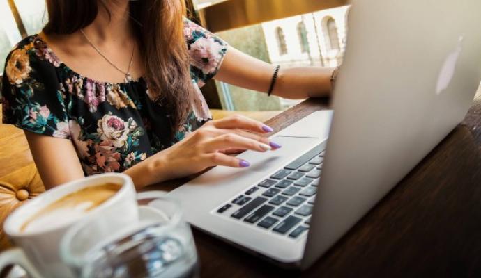 Autor do projeto afirma que cerca de 70% das mulheres têm queda da produtividade do trabalho durante a menstruação (Crédito: Reprodução)