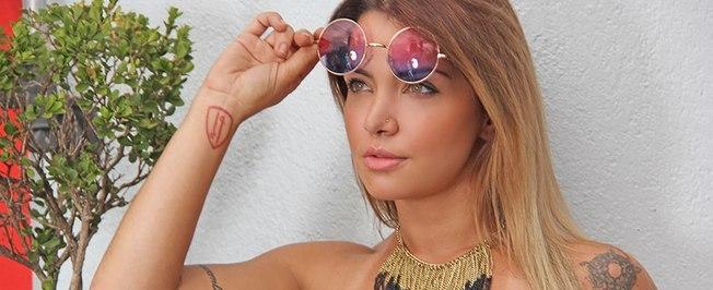 Modelo Júlia Menezes acusa revista de não pagar prêmio de concurso