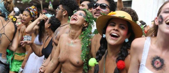 Com os seios à mostra, foliona desfila no Vem Cá Minha Flor (Crédito: Agência O Globo)