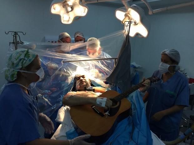 Rolden tocou violão e ficou acordado durante cirurgia