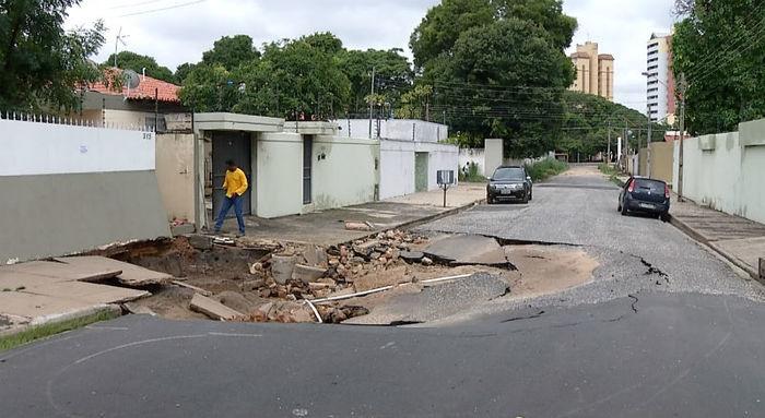 Buraco ameaça a estrutura das casas (Crédito: Reprodução)