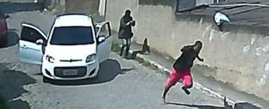 Vídeo flagram PM executando testemunhas para instalar milícia no RJ