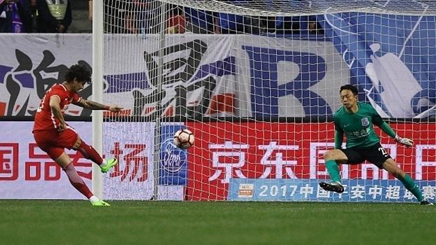 Pato perde pênalti no duelo entre Tianjin Quanjian e Shanghai Shenhua (Crédito: Reprodução)