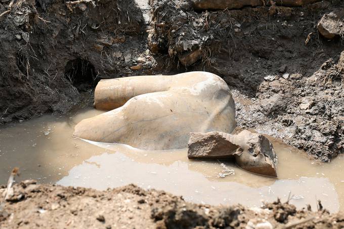 Estátua encontrada (Crédito: Reuters)