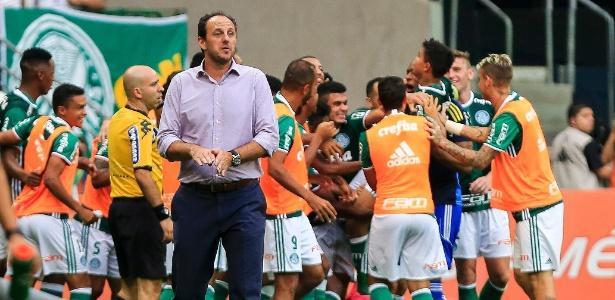 Rogério Ceni orienta o time enquanto os jogadores do Palmeiras comemoram um gol (Crédito: Reprodução)