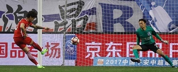 Pato isola pênalti e Tianjin apenas empata contra time de Tevez