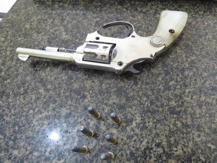 Arma encontrada com a menor (Crédito: Reprodução)