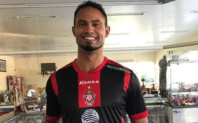 Bruno com a camisa do Boa Esporte (Crédito: Reprodução)