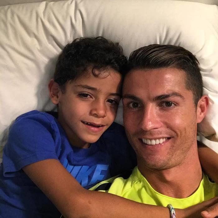 Ronaldo e o filho, Cristiano Jr. (Crédito: Reprodução)