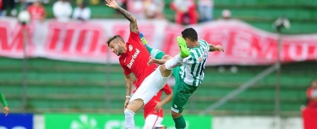 Com pênalti polêmico, Juventude vence e tira Inter da classificação