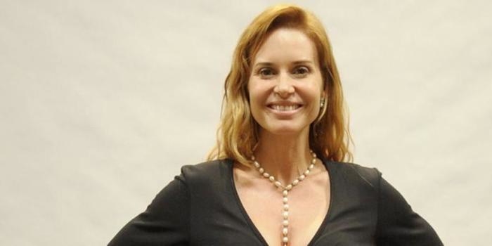 Aos 50 anos, Paula Burlamaqui posa de biquíni e deixa fãs babando