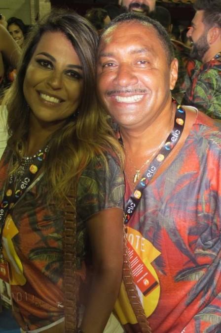 Nana Magalhães com Tiririca em camarote, na Sapucaí
