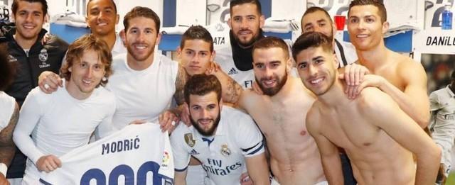 CR7 se esconde atrás de amigo em foto no vestiário em suposta nudez