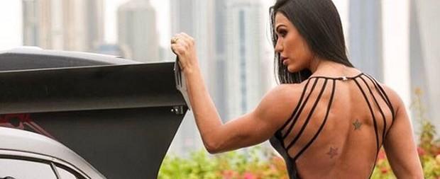 Gracyanne Barbosa faz ensaio em Dubai e exibe bumbum na nuca