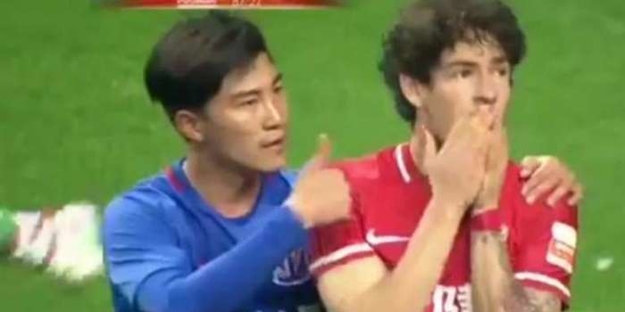 Jogador do Shenhua pode ficar sem salário por pisão violento