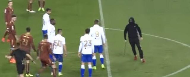 Torcedor invade gramado com barra de ferro e tenta acertar árbitro