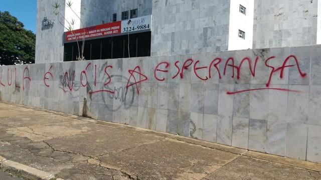 Prédio da Justiça Federal, em Brasília, amanheceu pichado com mensagem de apoio a Lula
