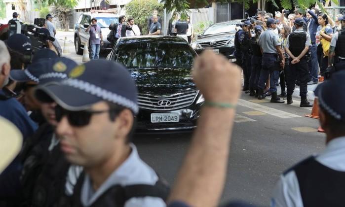 Carro com o ex-presidente Lula é cercado por manifestantes