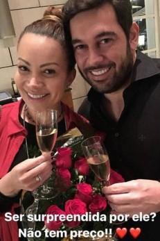 Solange Almeida é pedida em casamento após três meses de namoro