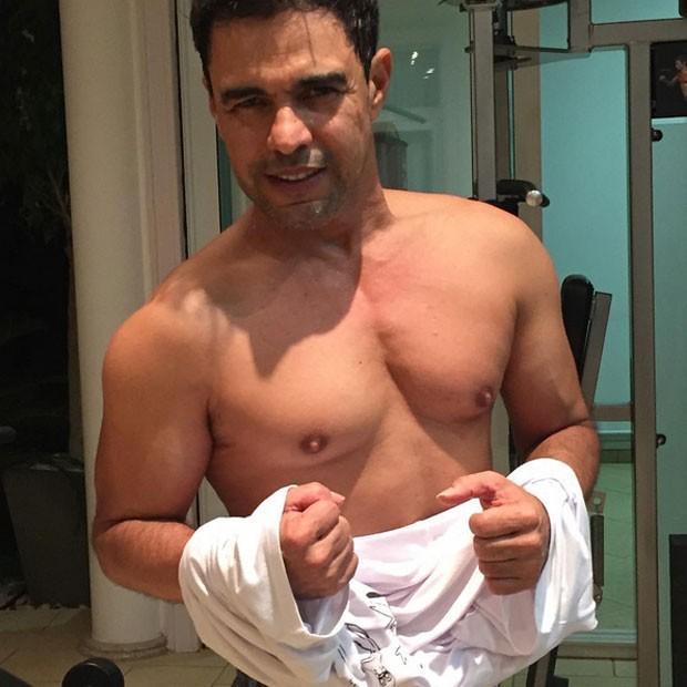 Zezé Di Camargo posta foto sem camisa em rede social