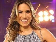 Patricia Abravanel é flagrada voltando ao país em classe econômica