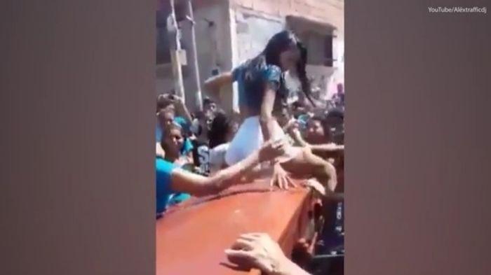 Garotas dançam e sensualizam em cima do caixão do morto