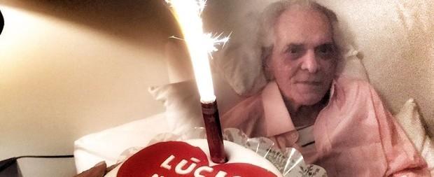 Lúcio Mauro comemora 90 anos com direito a bolo e festa em família