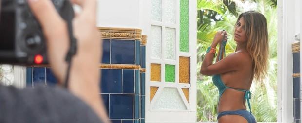 Mulher de Tiririca revela fantasia sexual já usada: “Colegial”