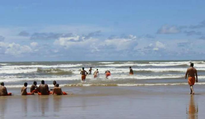 Detentos cantaram, tomaram banho de mar e se refrescaram com refrigerantes e picolés (Crédito: Reprodução)