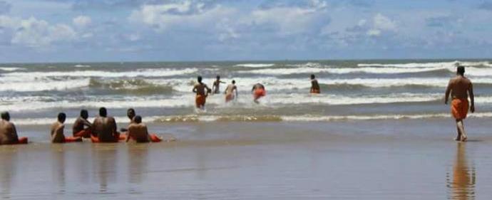 Após autorização da Justiça, detentos têm dia de praia em Sergipe
