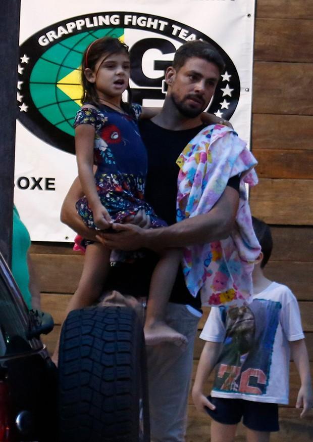 Cauã Reymond e Mariana Goldfarb pegam Sofia na natação