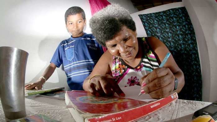 Sandra Maria aprendeu a ler com 42 anos com ajuda do filho de 11 anos