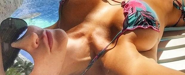 Laura Keller usa biquíni descolado na piscina e exibe corpão