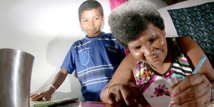Mulher aprende a ler com 42 anos com ajuda do filho de 11 anos