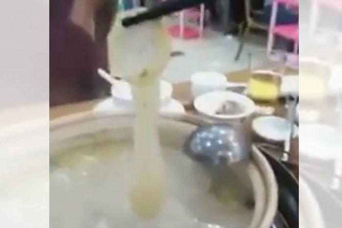 Clientes de um restaurante encontram camisinha no meio da comida