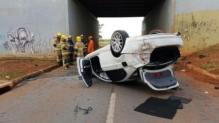 Carro despenca de viaduto de 5 metros de altura em Brasília