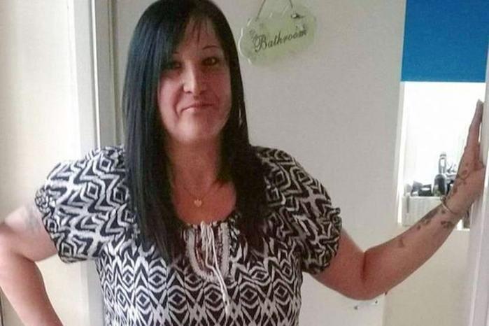 Mulher se assusta ao ver suposto espírito abraçá-la em foto