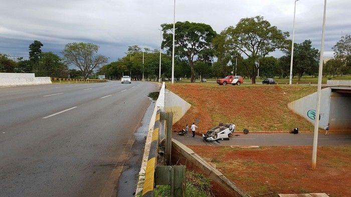 Carro despenca de viaduto de 5 metros de altura em Brasília