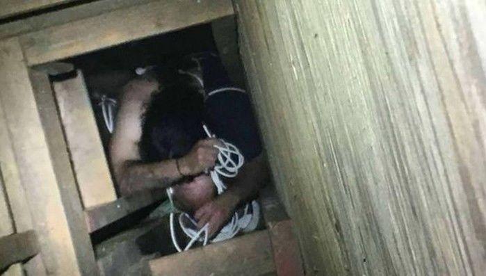 Homem nu fica entalado em passagem de restaurante fast-food