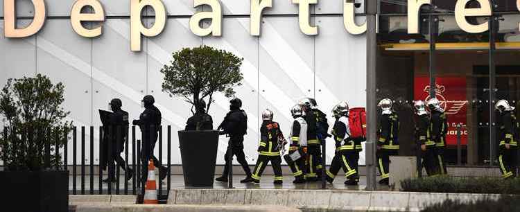 Homem tenta pegar arma de militar e é morto em aeroporto de Paris