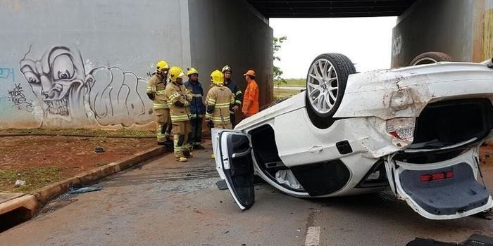 Motorista sai ileso após carro despencar de viaduto de 5m de altura