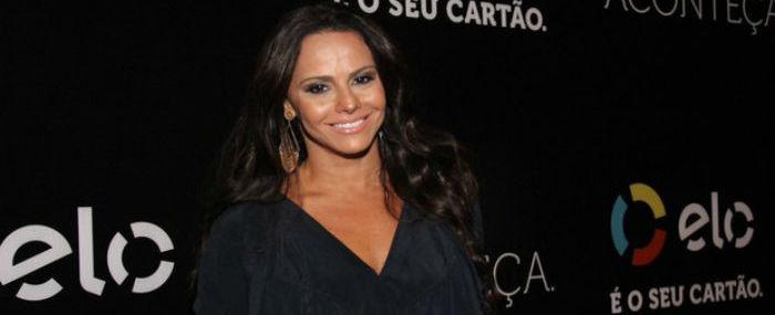 Viviane Araújo deixa barriga à mostra durante show no Rio; fotos!