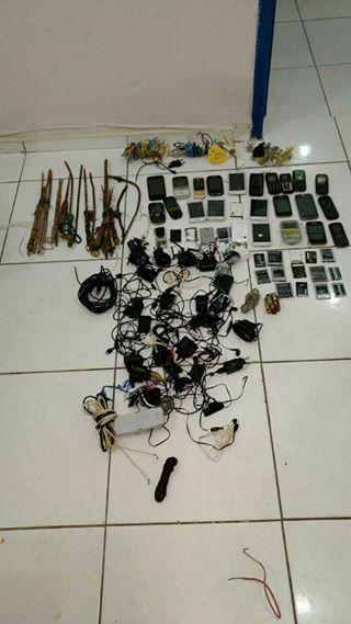 Agentes encontram armas e celulares em vistoria na Irmão Guido