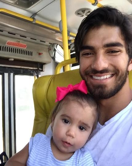 Marido de Deborah Secco anda de ônibus com a filha e é elogiado