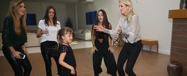 Ticiane Pinheiro e Rafinha Justus dançam até o chão e se divertem