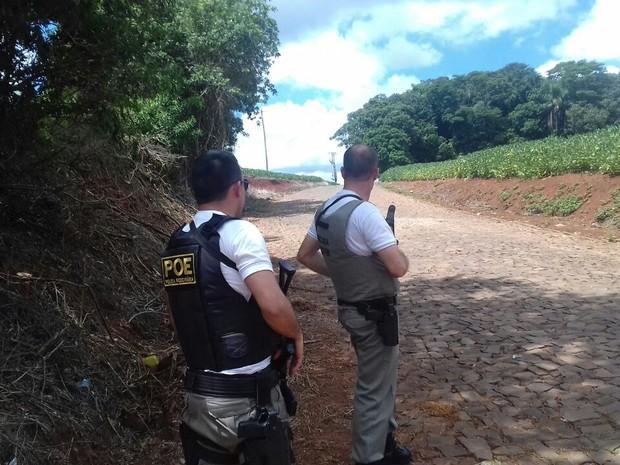 Barreira policial em estrada próxima da cidade de Ibirapuitã (Crédito: Reprodução)