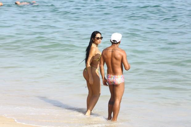 Mayara Motti em praia