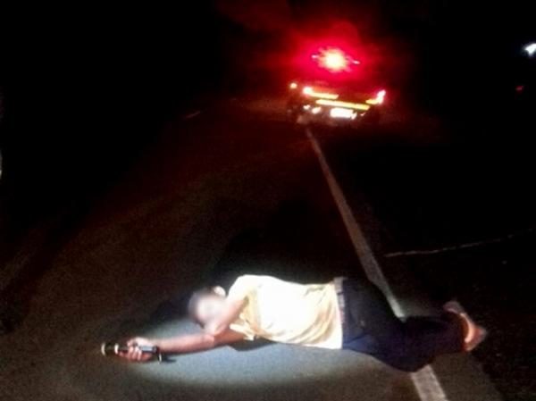 Flagrante do homem dormindo na rodovia (Crédito: Reprodução)
