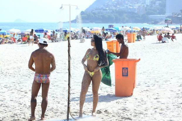 Mayara Motti em praia